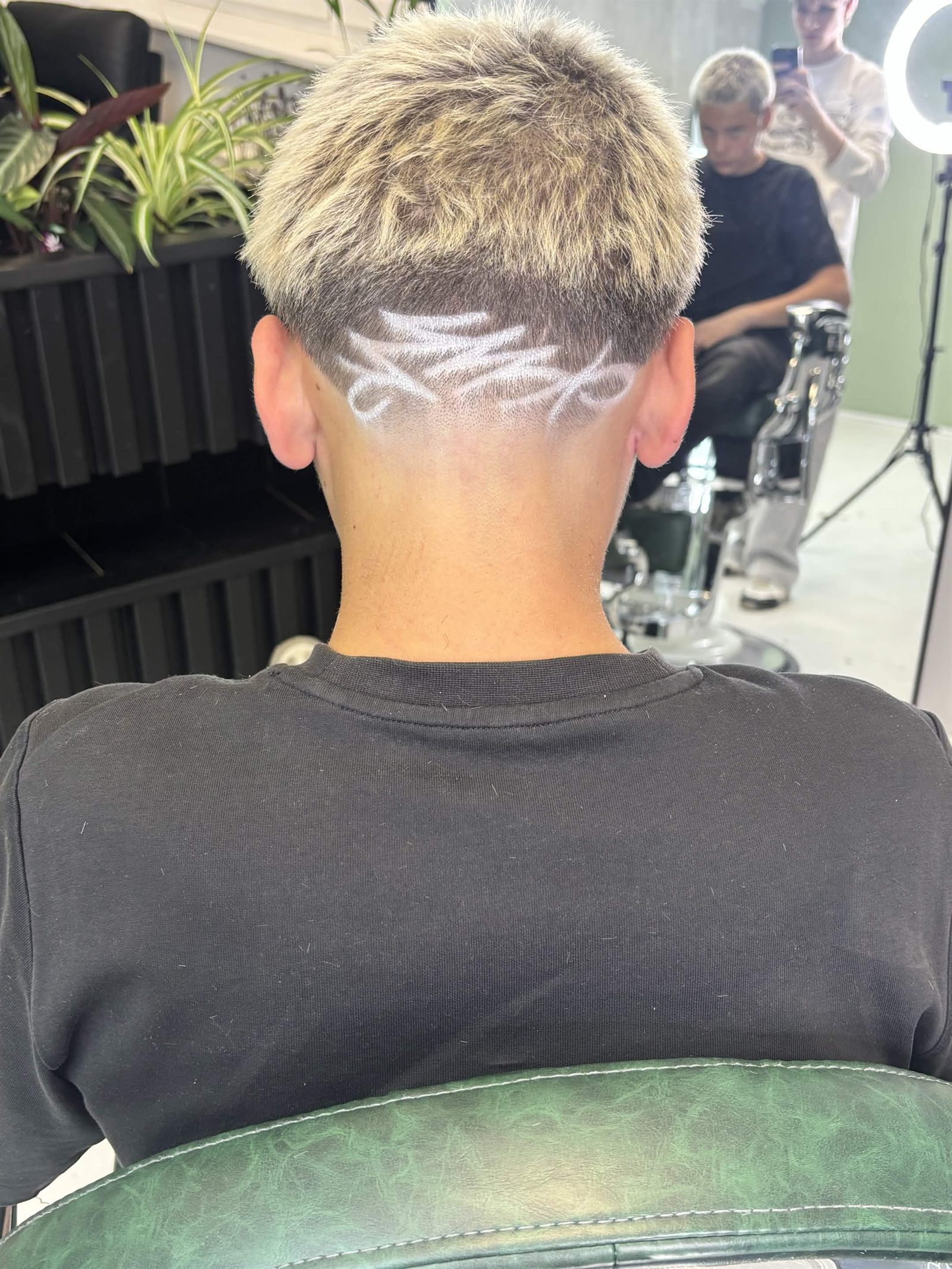 Blond lõikus freestyle mustriga kuklal